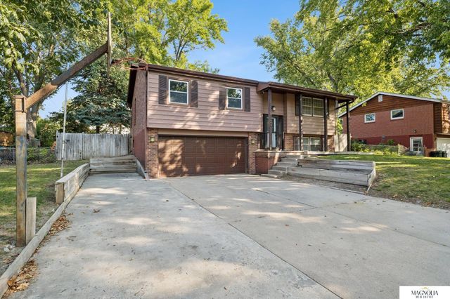 8124 S Hazelwood Drive, Lincoln, NE 68510