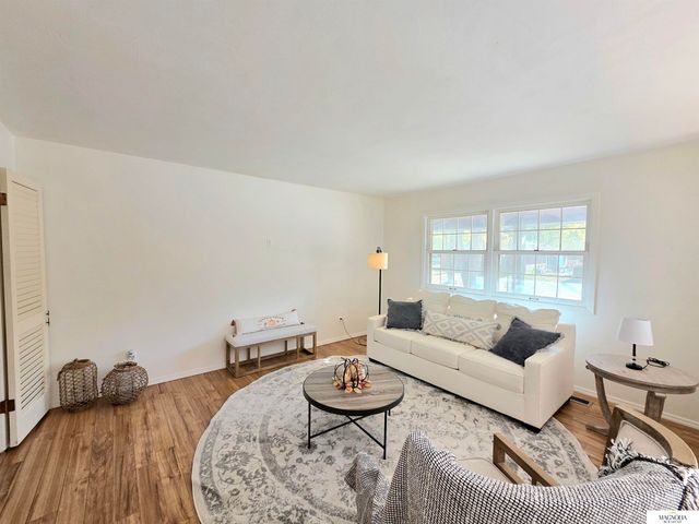 8124 S Hazelwood Drive, Lincoln, NE 68510