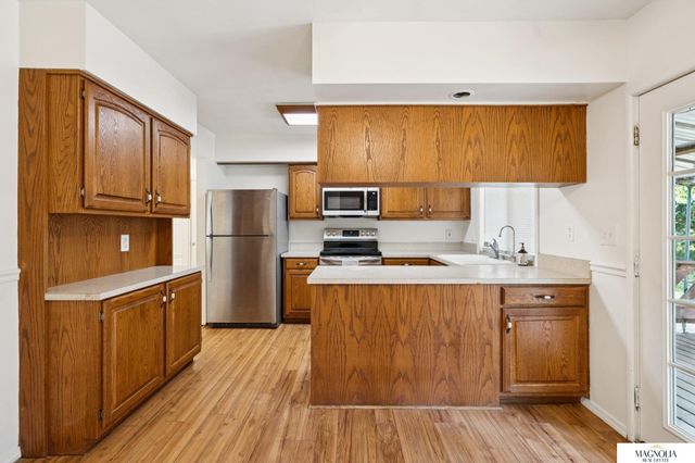 8124 S Hazelwood Drive, Lincoln, NE 68510