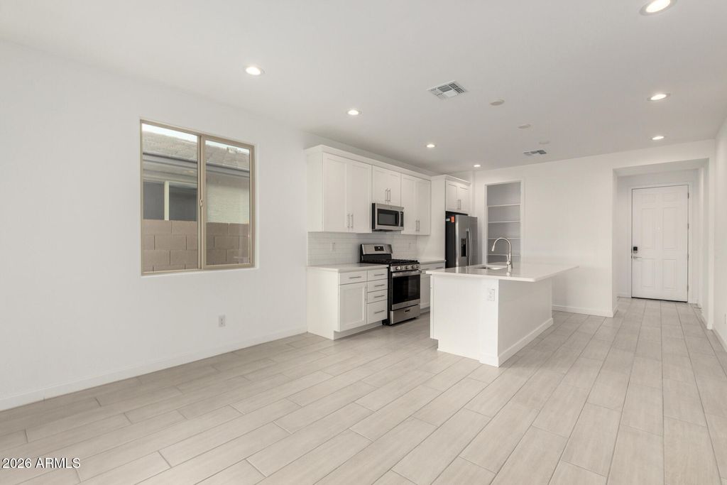 Image 4 of property listing at 5417 W ROYAL PALM Road, Glendale, AZ 85302