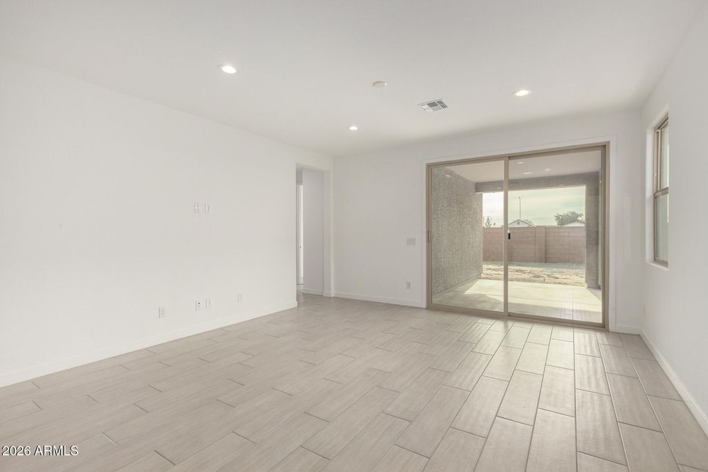 Image 6 of property listing at 5417 W ROYAL PALM Road, Glendale, AZ 85302