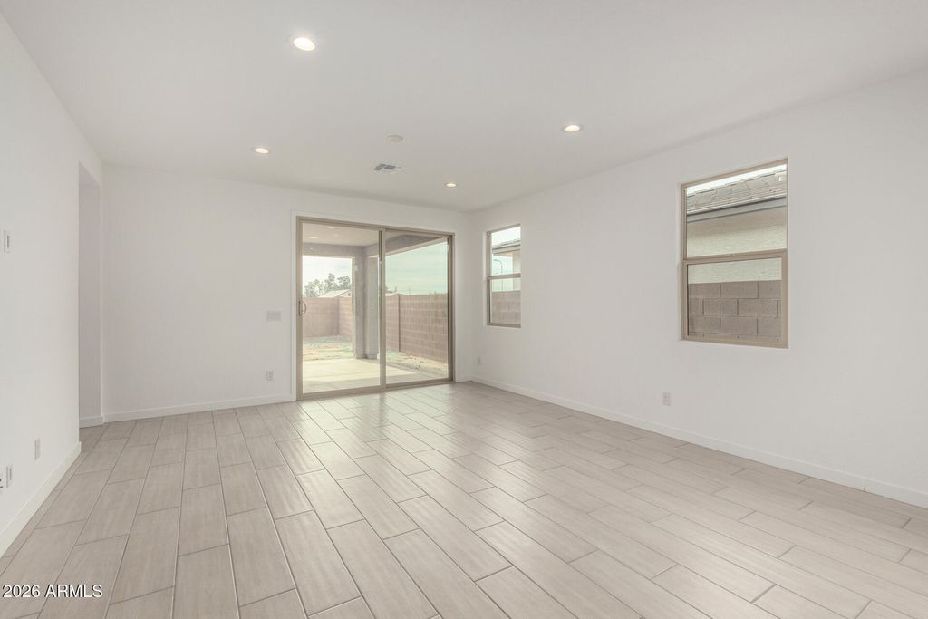 Image 7 of property listing at 5417 W ROYAL PALM Road, Glendale, AZ 85302