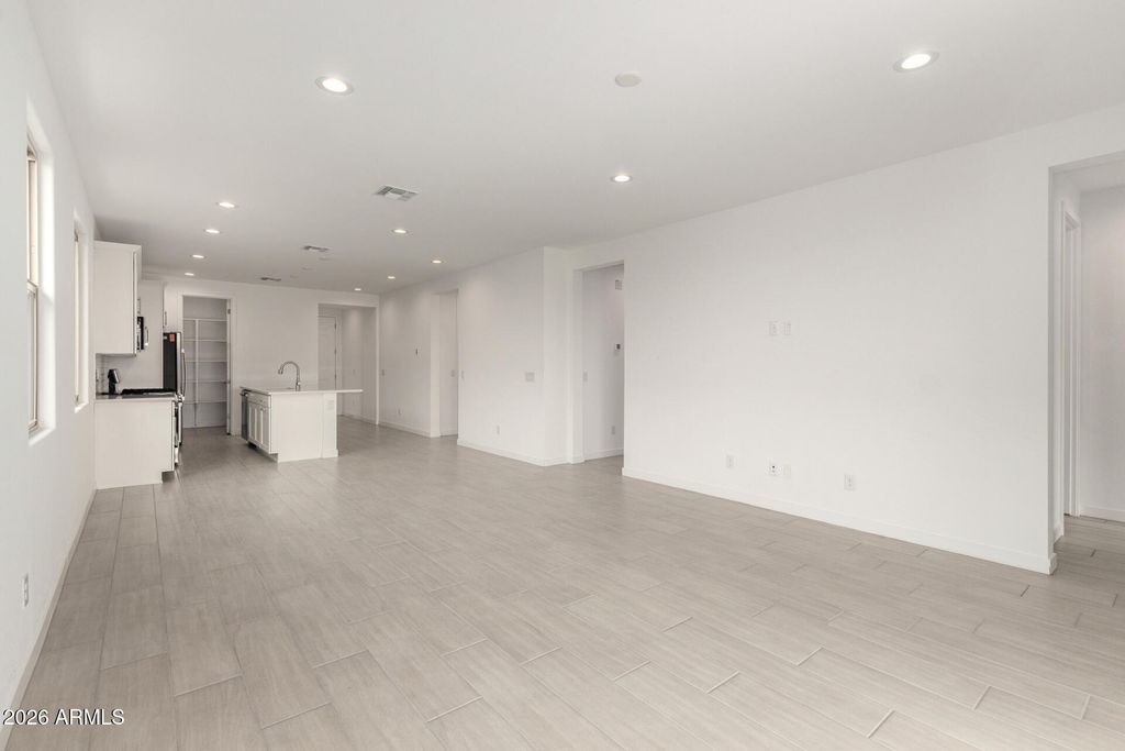 Image 8 of property listing at 5417 W ROYAL PALM Road, Glendale, AZ 85302