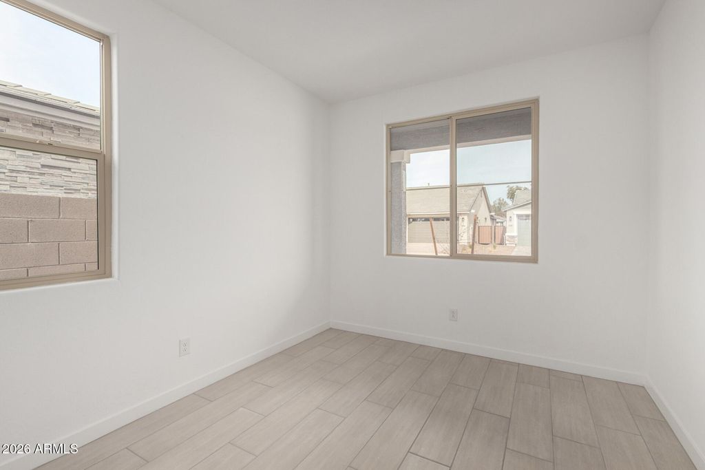 Image 9 of property listing at 5417 W ROYAL PALM Road, Glendale, AZ 85302