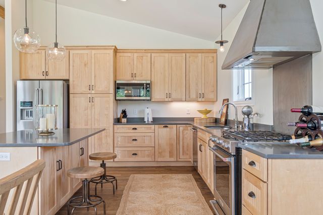 1054 Sunrise Cir, Ashland City, TN 37015