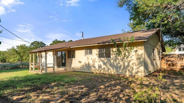848 Pecan LN, Cottonwood Shores, TX 78657