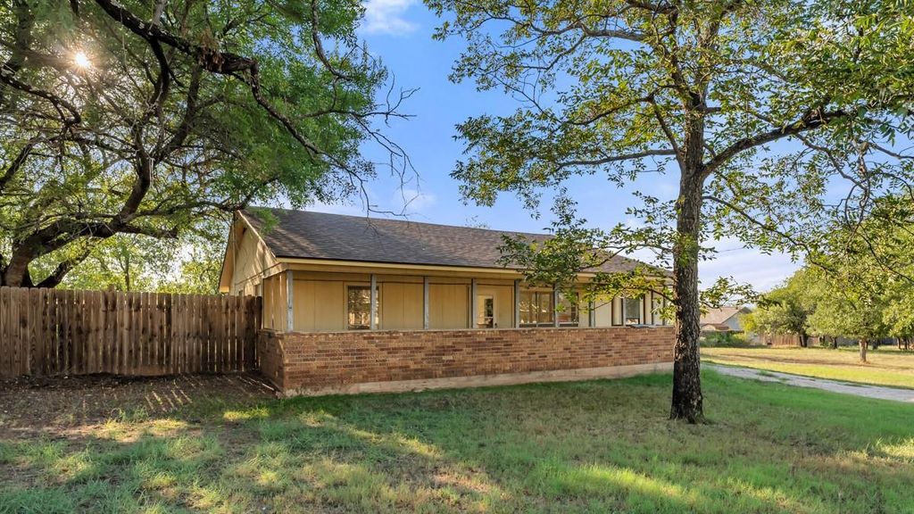 848 Pecan LN, Cottonwood Shores, TX 78657