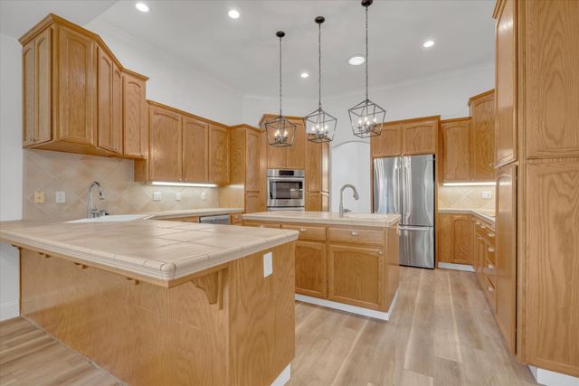 2424 Thaddeous Dr, Escalon, CA 95320