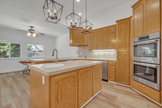 2424 Thaddeous Dr, Escalon, CA 95320
