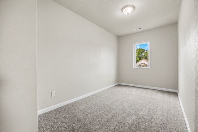 2925 E 37th Street, Des Moines, IA 50317