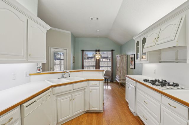 530 Queens Way, Grand Prairie, TX 75052