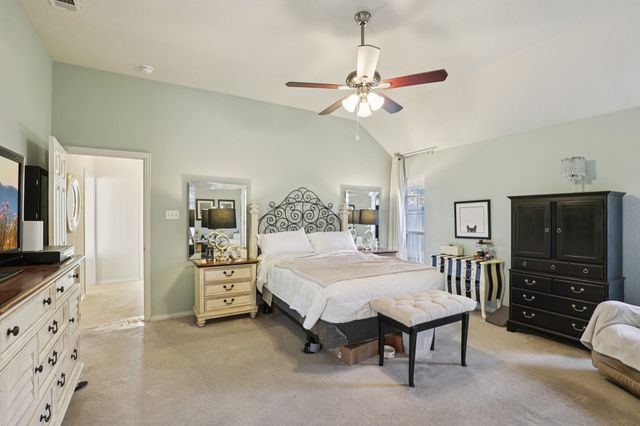 530 Queens Way, Grand Prairie, TX 75052