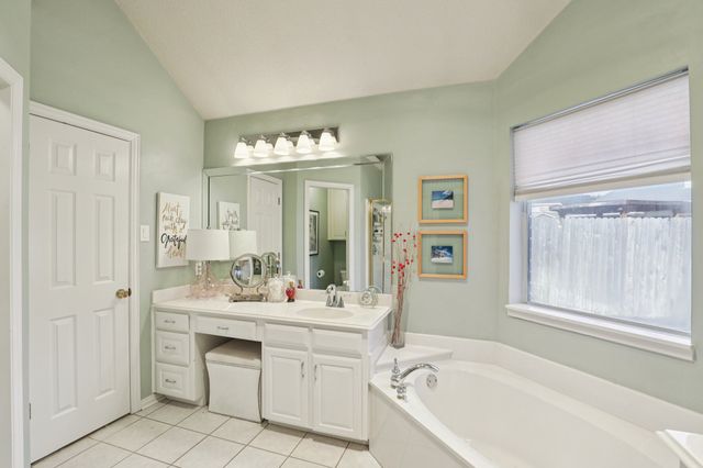 530 Queens Way, Grand Prairie, TX 75052