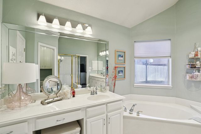 530 Queens Way, Grand Prairie, TX 75052