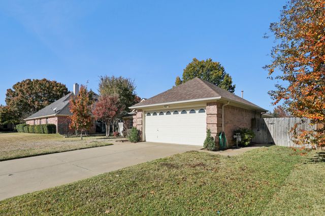 530 Queens Way, Grand Prairie, TX 75052