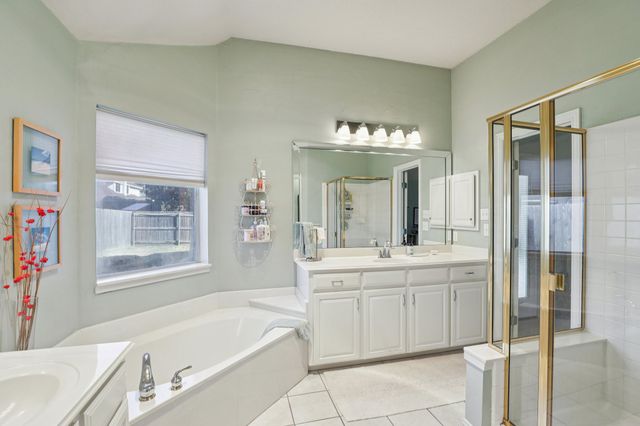 530 Queens Way, Grand Prairie, TX 75052