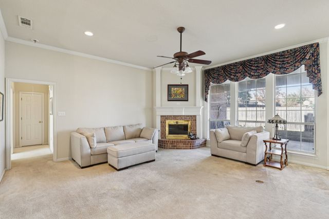 530 Queens Way, Grand Prairie, TX 75052