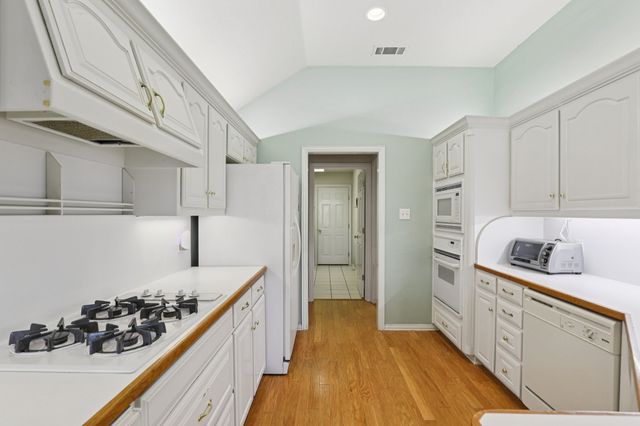 530 Queens Way, Grand Prairie, TX 75052