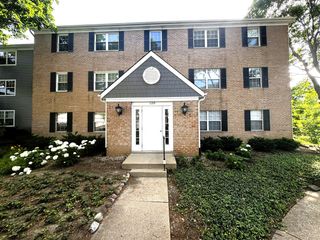 120 E Winchester Road c, Libertyville, IL 60048