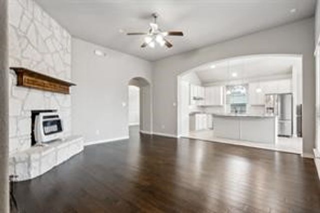 909 Foxtail Drive, Mansfield, TX 76063