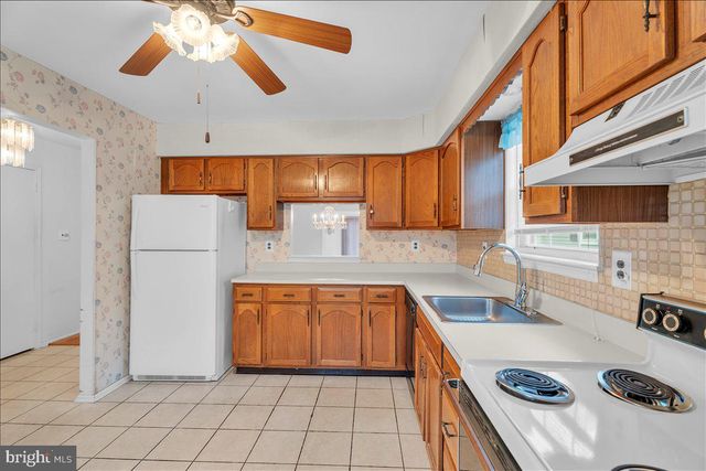 2 EMORY LN, Mount Laurel, NJ 08054