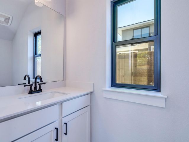 206 E Wonsley DR B, Austin, TX 78753