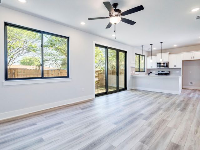 206 E Wonsley DR B, Austin, TX 78753