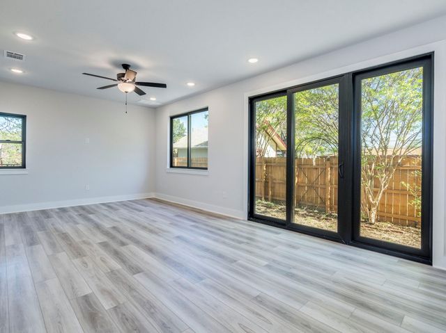 206 E Wonsley DR B, Austin, TX 78753