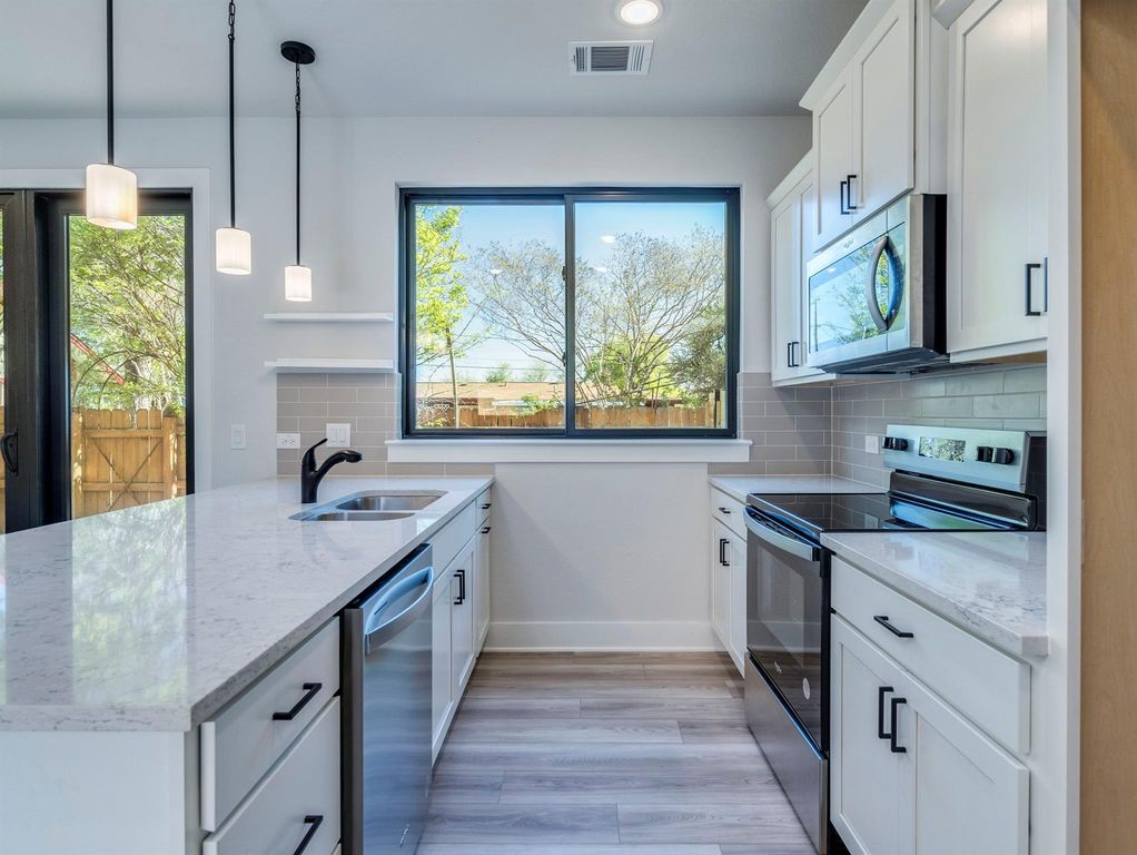 206 E Wonsley DR B, Austin, TX 78753