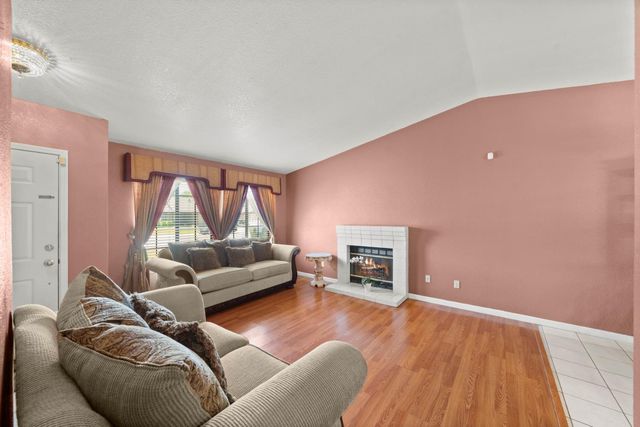 4865 Bamford Dr, Sacramento, CA 95823
