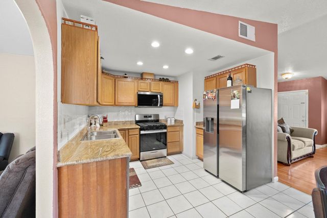 4865 Bamford Dr, Sacramento, CA 95823