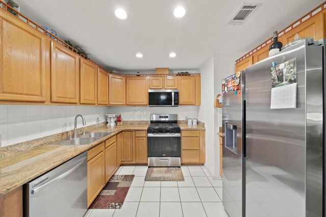 4865 Bamford Dr, Sacramento, CA 95823