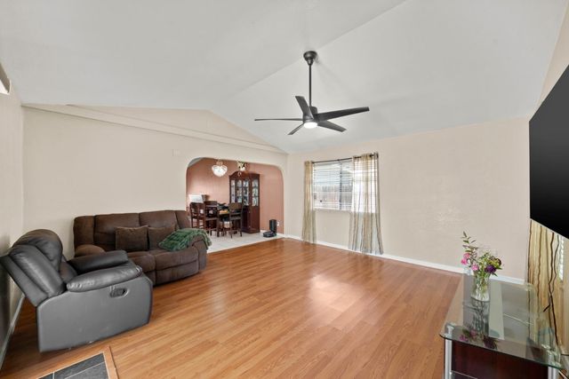 4865 Bamford Dr, Sacramento, CA 95823