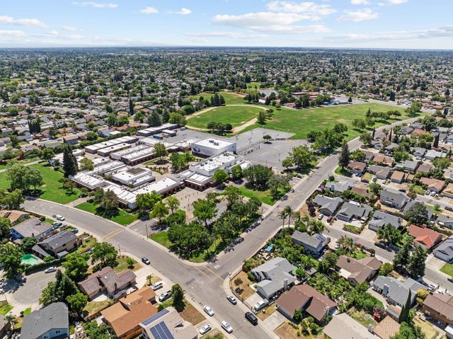 4865 Bamford Dr, Sacramento, CA 95823