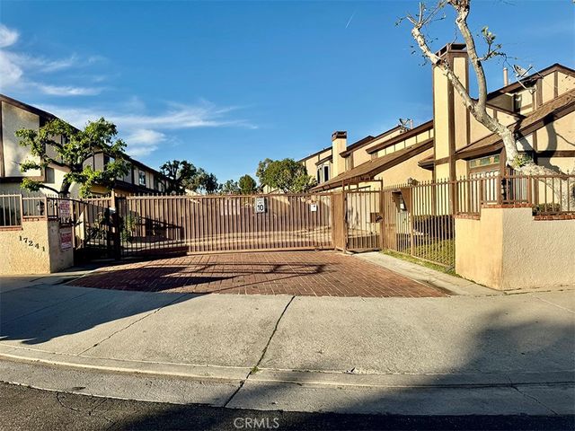 17241 Roscoe 16, Northridge, CA 91325