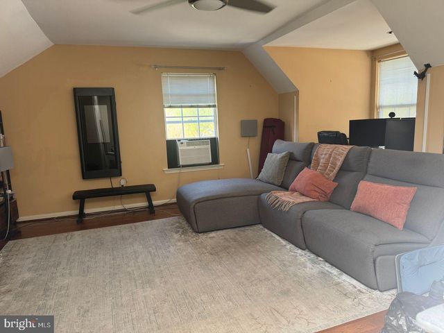 6718 CINNAMON DR, Philadelphia, PA 19128