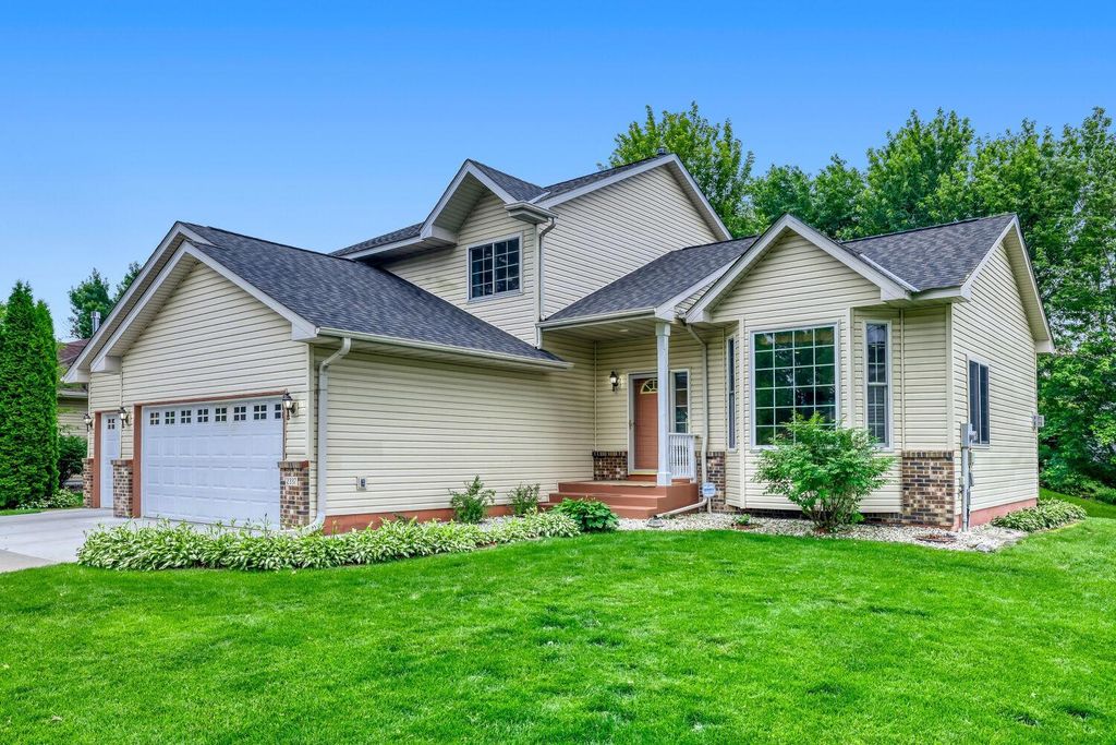 2337 Manuela Drive, Chaska, MN 55318 — photo 2