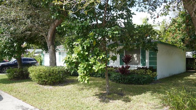 5805 BOSQUE Lane, West Palm Beach, FL 33415