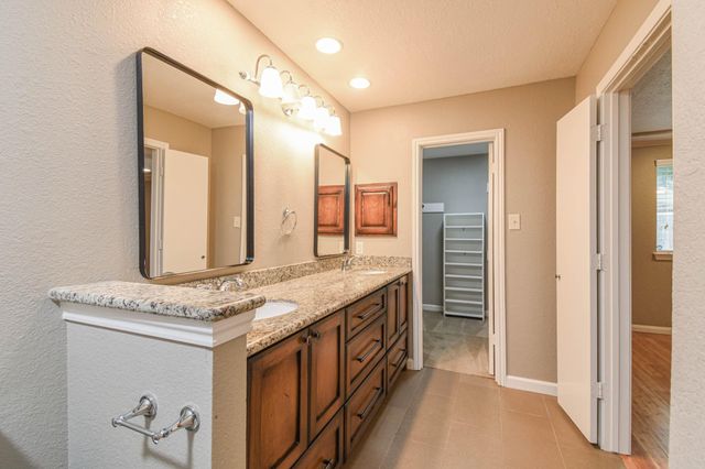 8806 Lakeside Forest Drive, Houston, TX 77088