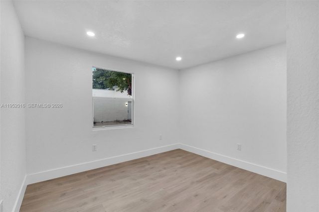 75 NW 160th St, Miami, FL 33169