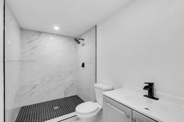 75 NW 160th St, Miami, FL 33169