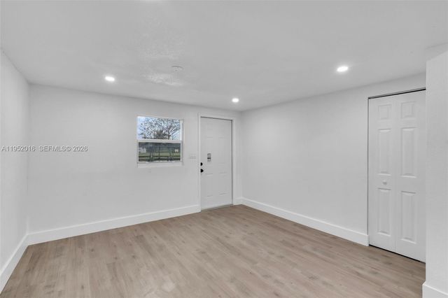 75 NW 160th St, Miami, FL 33169