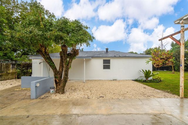 75 NW 160th St, Miami, FL 33169