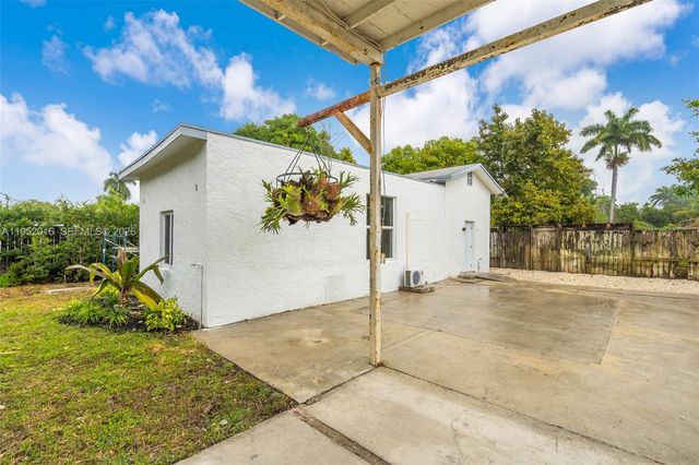 75 NW 160th St, Miami, FL 33169