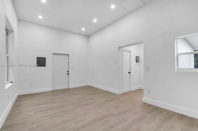 75 NW 160th St, Miami, FL 33169