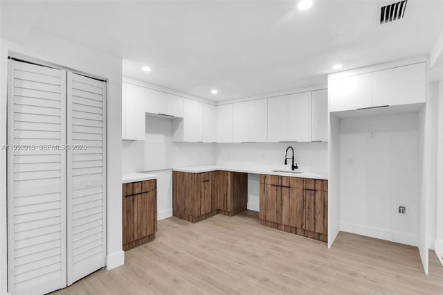 75 NW 160th St, Miami, FL 33169