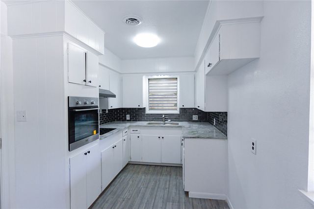 1108 N Woodlawn Dr, Alice, TX 78332