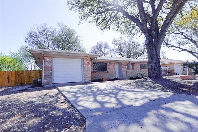 1108 N Woodlawn Dr, Alice, TX 78332