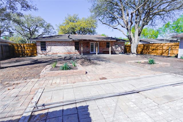 1108 N Woodlawn Dr, Alice, TX 78332
