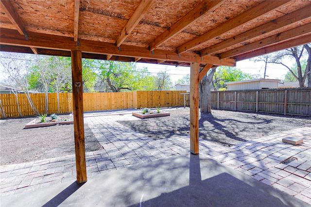 1108 N Woodlawn Dr, Alice, TX 78332